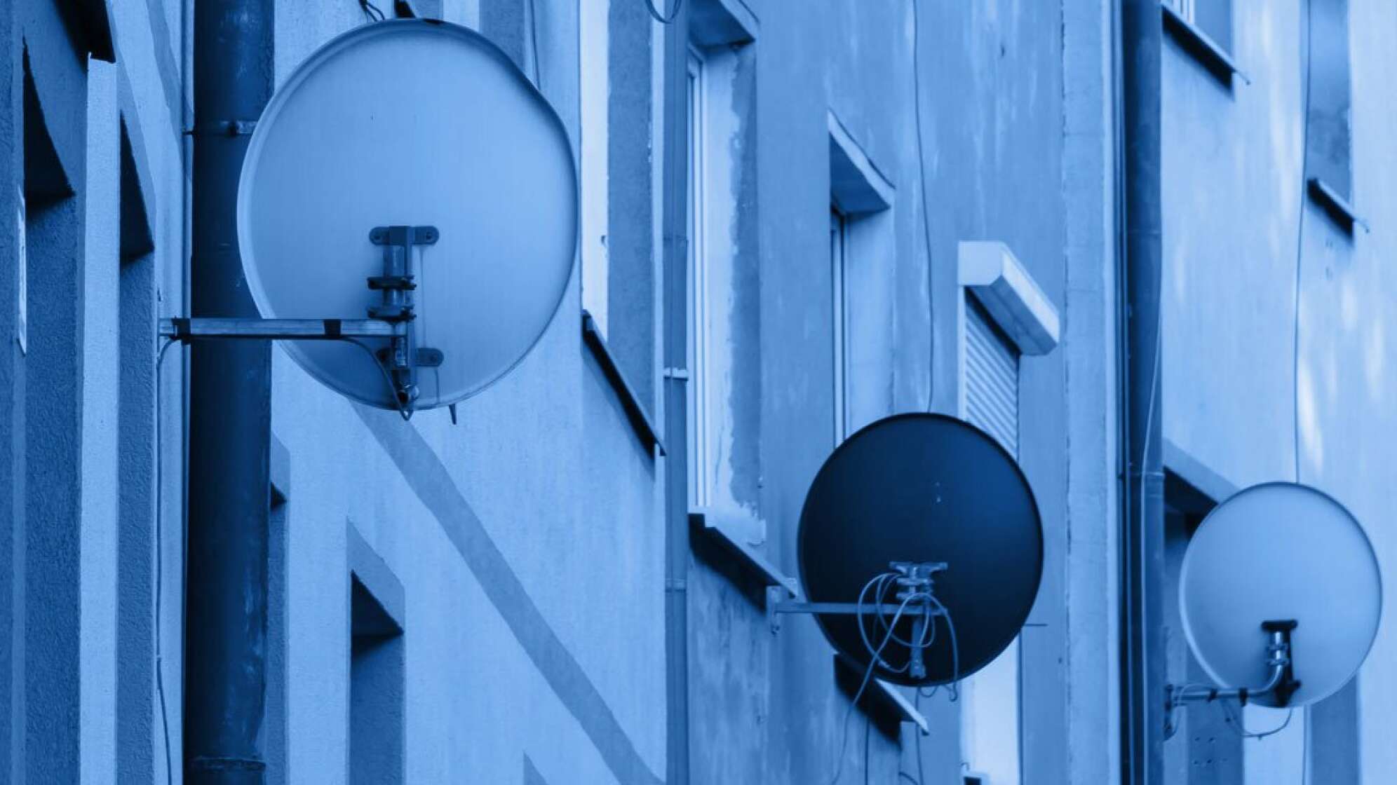 Satellit Schüssel an Hauswand