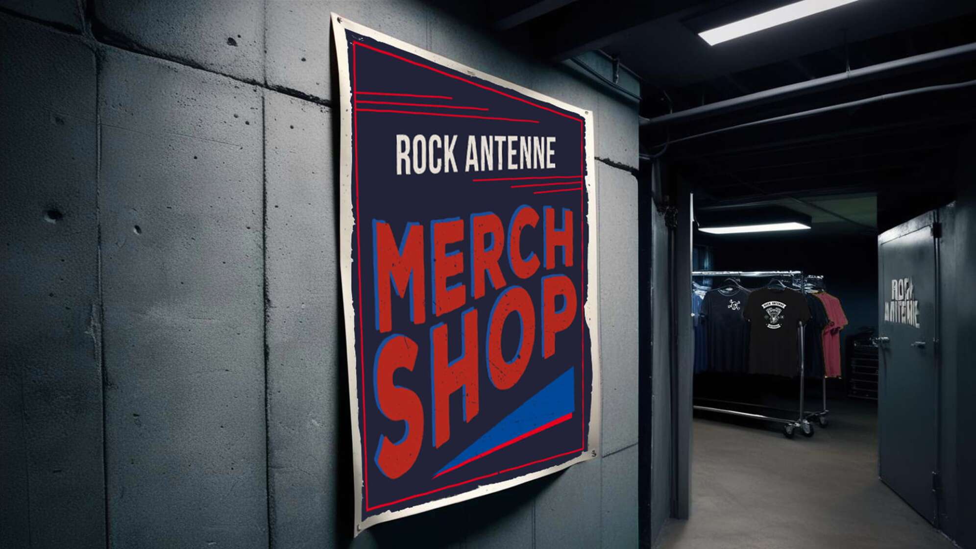 eine gräuliche Betonwand mit einem Plakat, auf dem steht ROCK ANTENNE Merch Shop