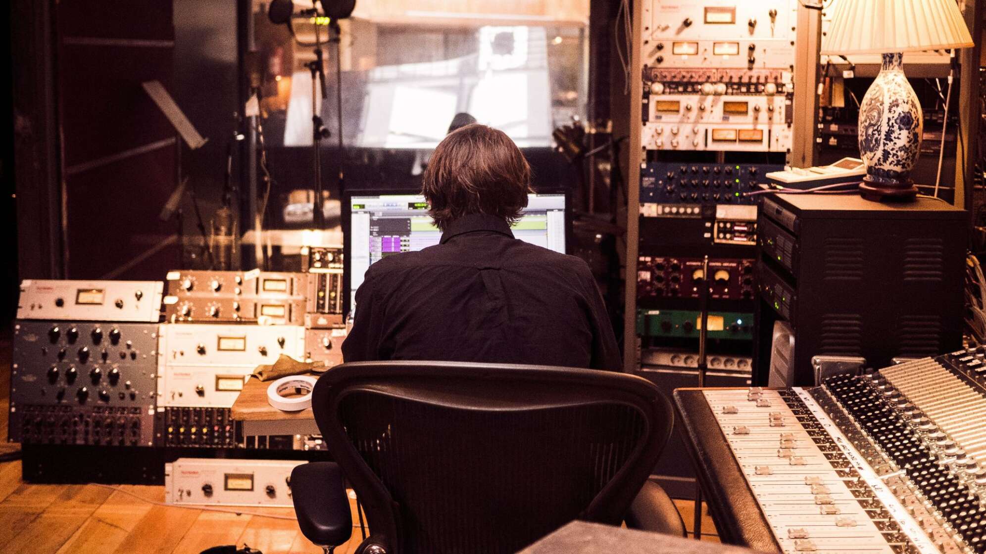 Ein Mann sitzt in einem Aufnahmestudio