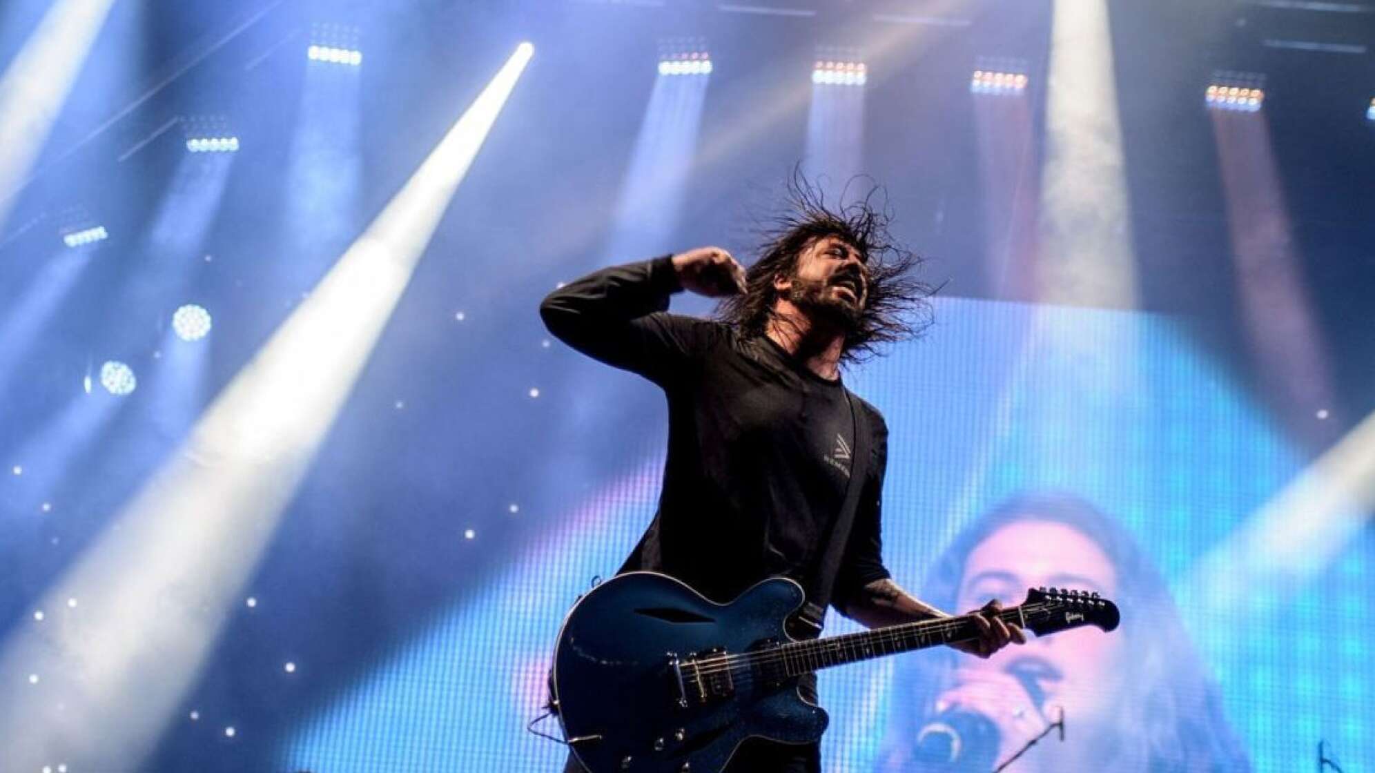 Dave Grohl spielt Gitarre auf der Bühne bei einer Live-Show