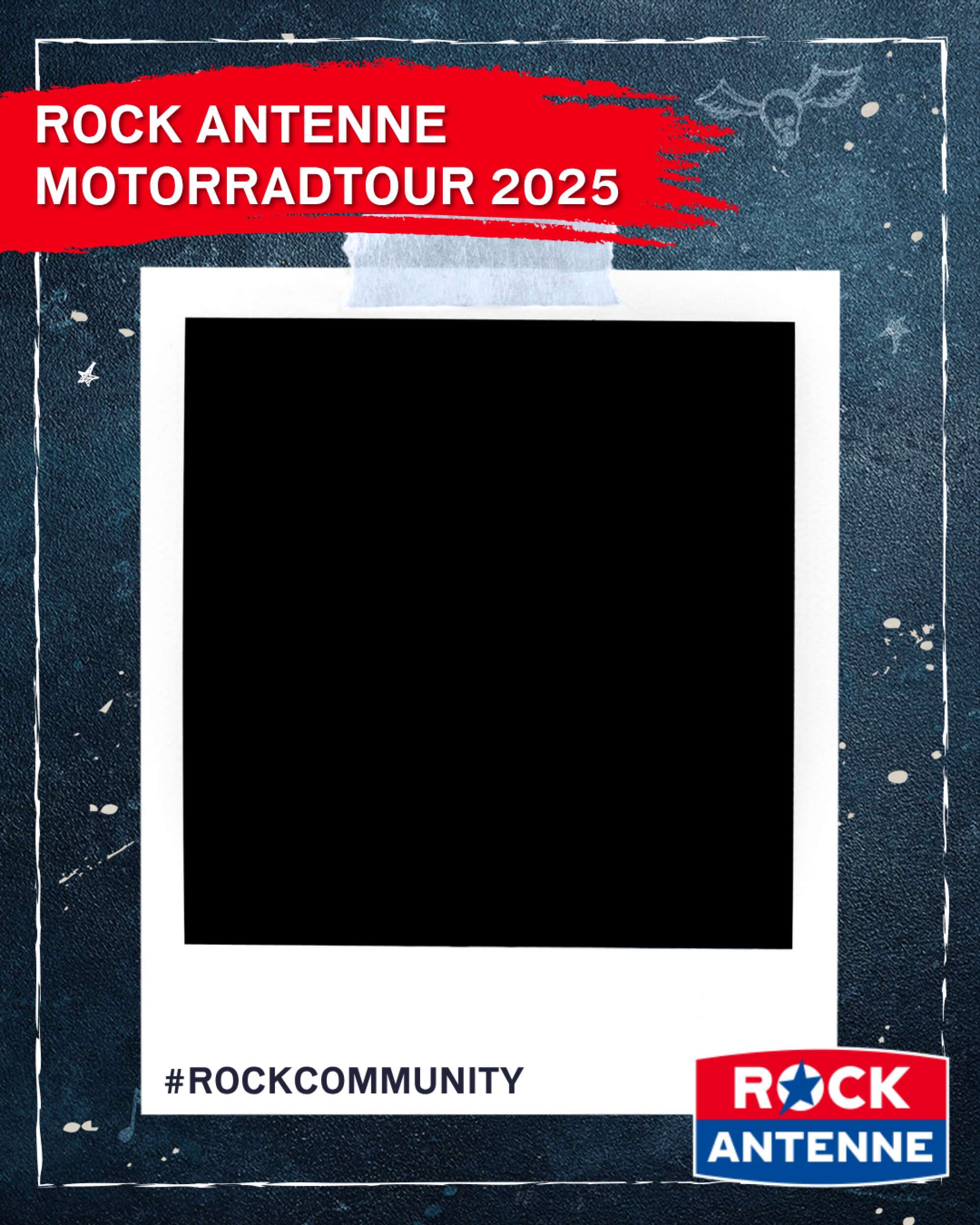 Fotorahmen für die ROCK ANTENNE Motorradtour 2025, mittig ein leerer Polaroid-Fotorahmen