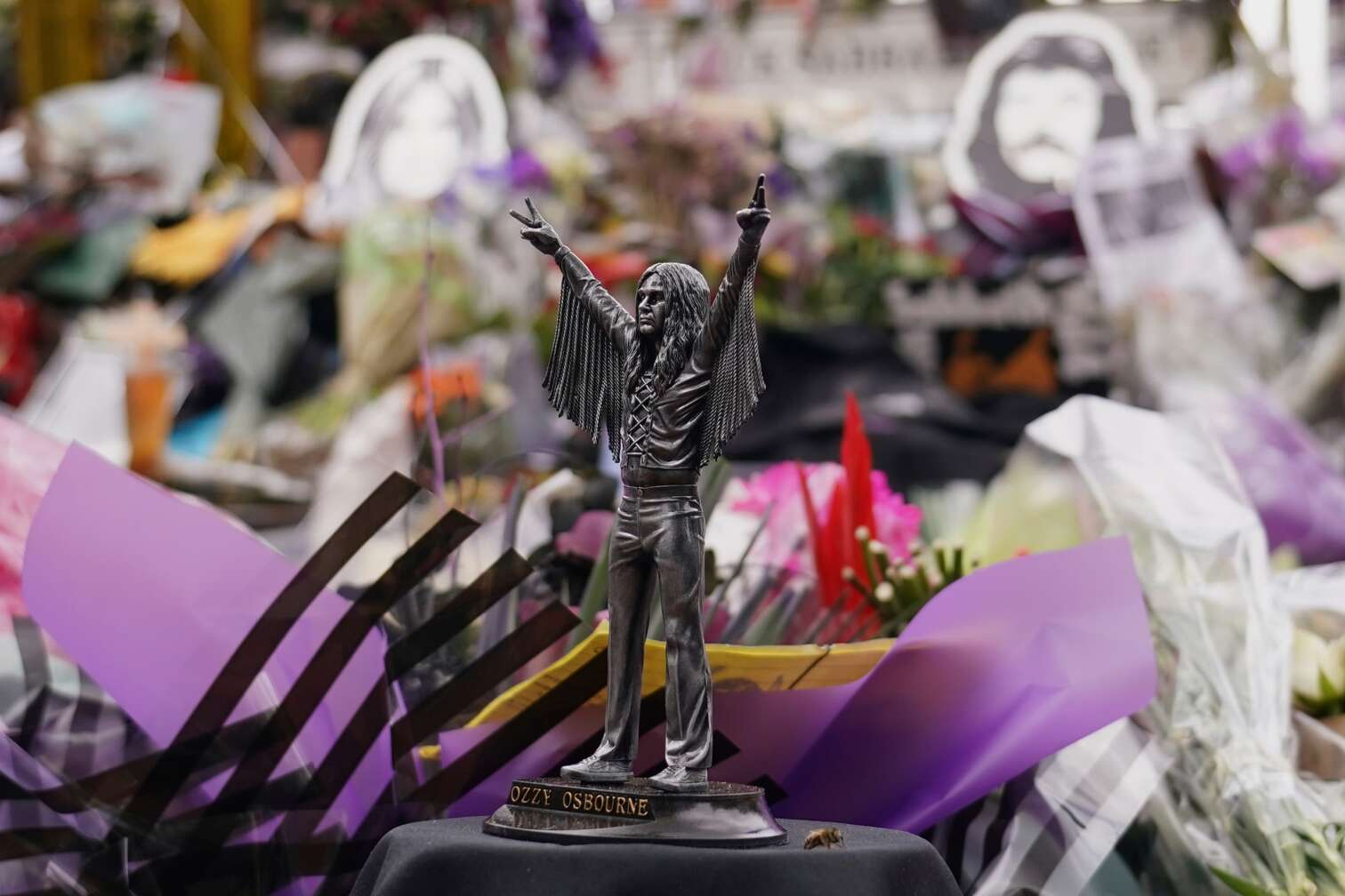 30.07.2025, Großbritannien, Birmingham: Tausende von Fans versammeln sich, um dem Trauerzug für den im Alter von 76 Jahren verstorbenen Black-Sabbath-Frontmann Ozzy Osbourne beizuwohnen, der vor der "Black-Sabbath-Brücke" zu Ehren des Musikers Ozzy Osbourne steht. Foto: Alberto Pezzali/AP/dpa +++ dpa-Bildfunk +++