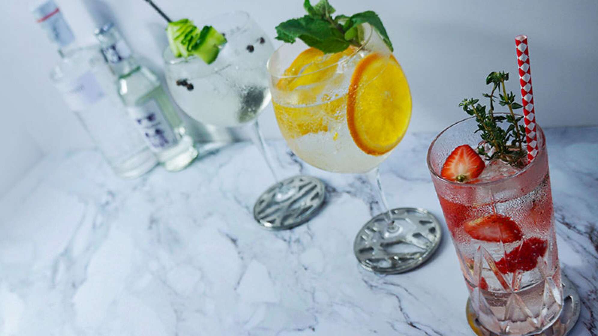 Verschiedene Cocktails mit Gin
