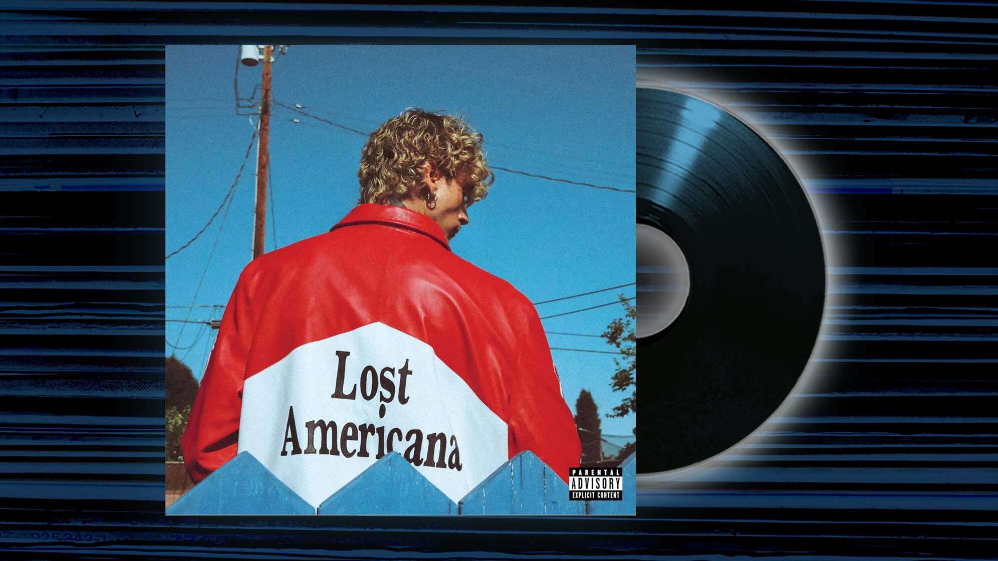 Das Albumcover von Machine Gun Kelly - "Lost Americana" auf der MGK eine Jacke mit der Aufschrift des Albumnamens trägt vor blauem Himmel