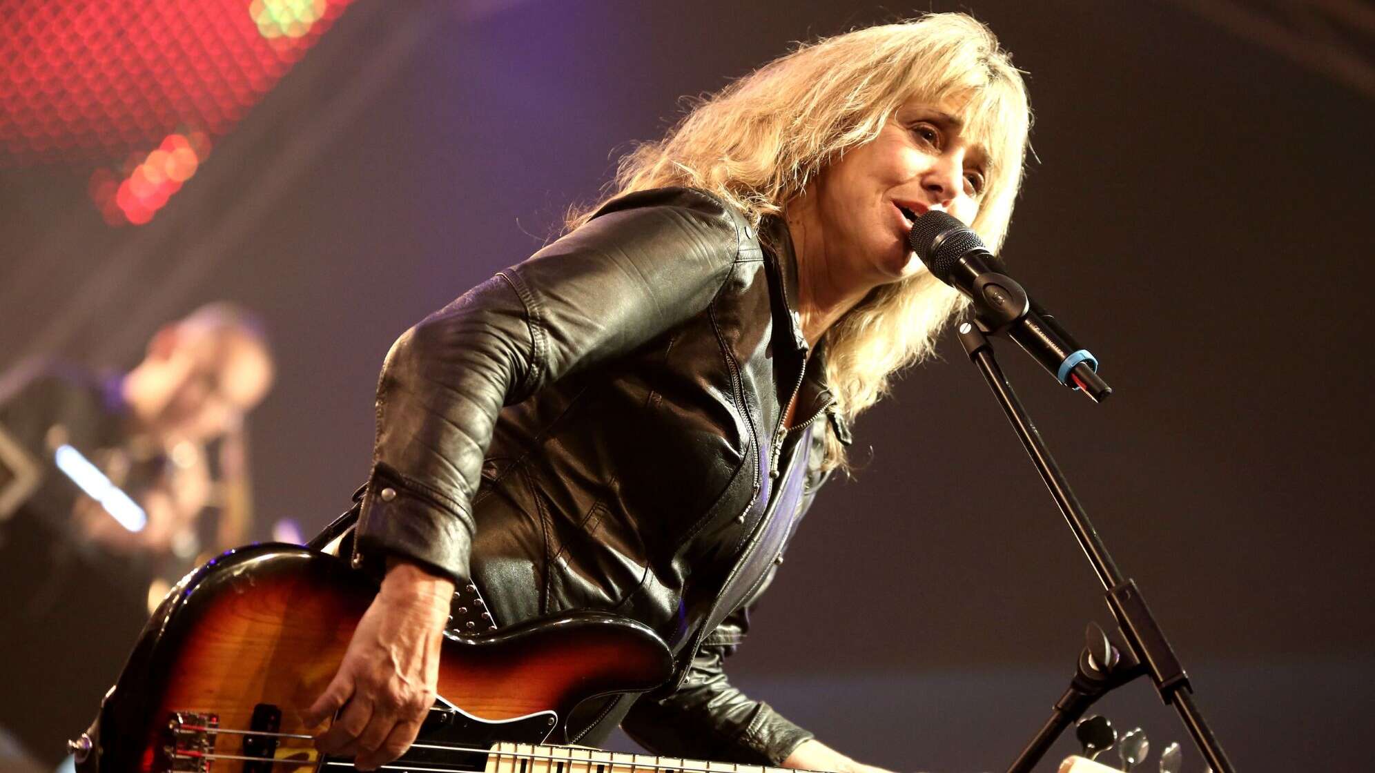 Foto von Suzi Quatro am Bass auf der Bühne