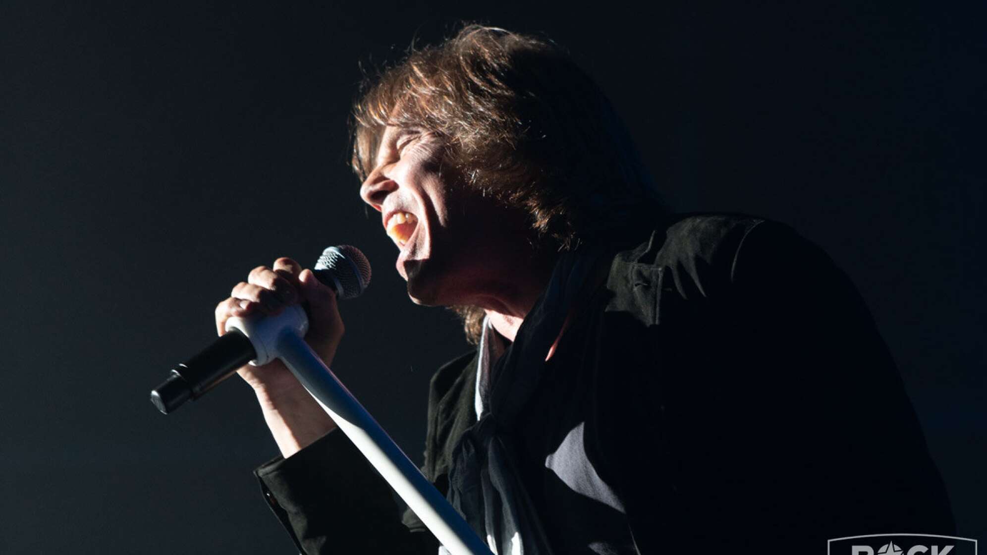 Europe-Frontmann singt in ein Mikro