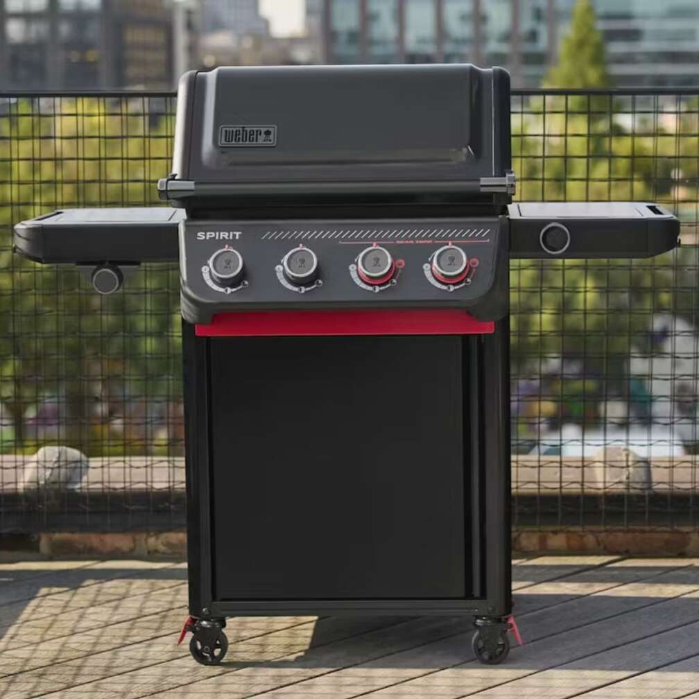Der Spirit® EPX-435R Smarter Gasgrill Stealth® Edition steht auf einer Terrasse
