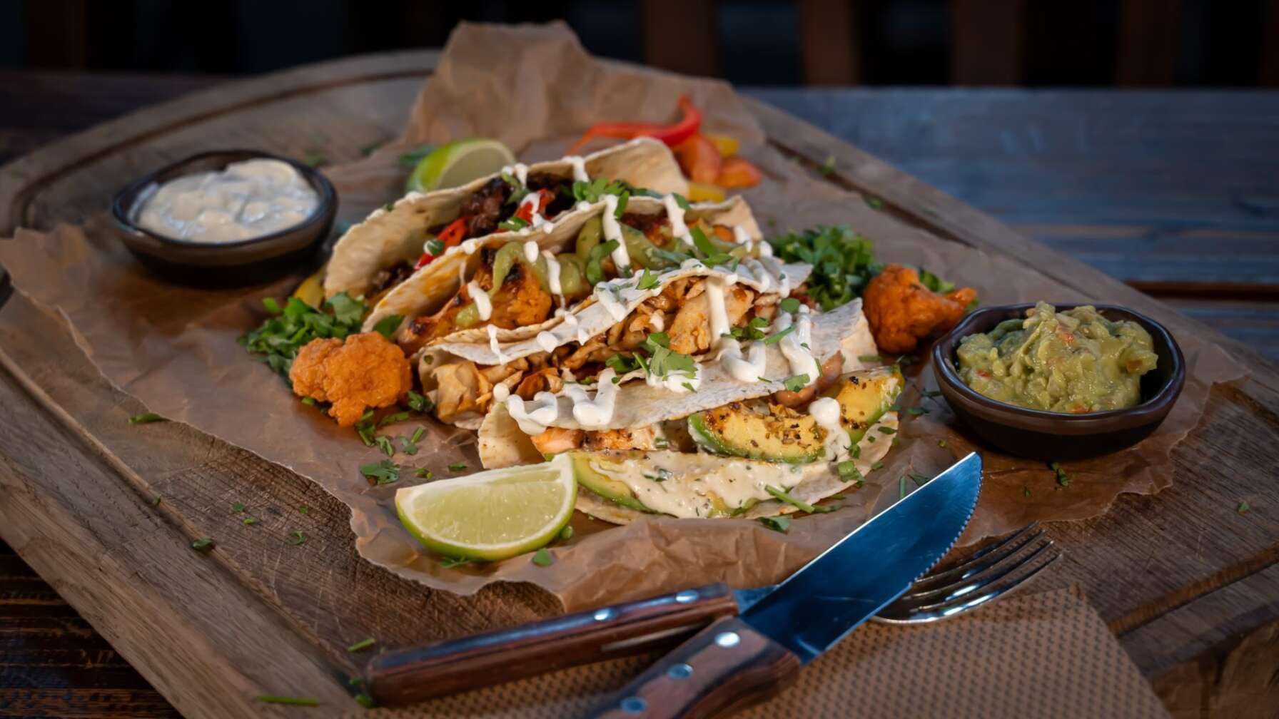 Nahaufnahme eines Gerichts der Timberjacks Restaurant Kette: verschiedene Tacos auf einem Brett angerichtet