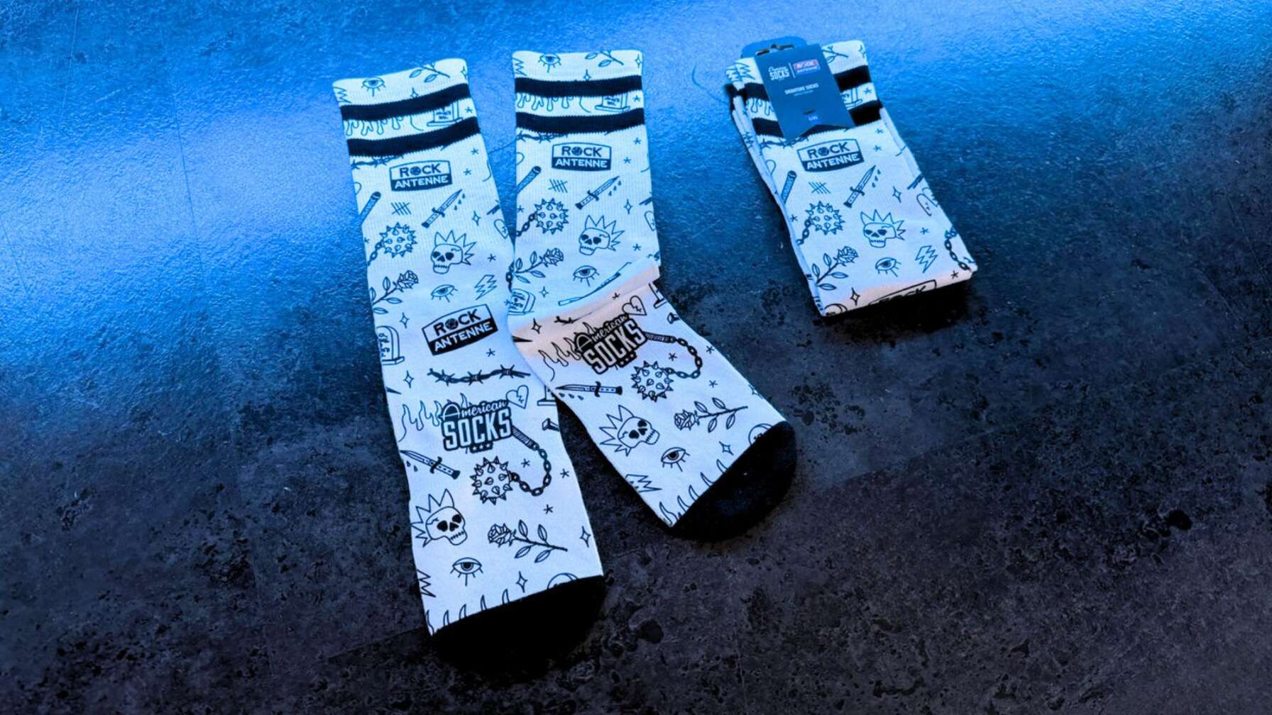 Die American Socks x ROCK ANTENNE Skater Socken Edition in blauem Licht fotografiert