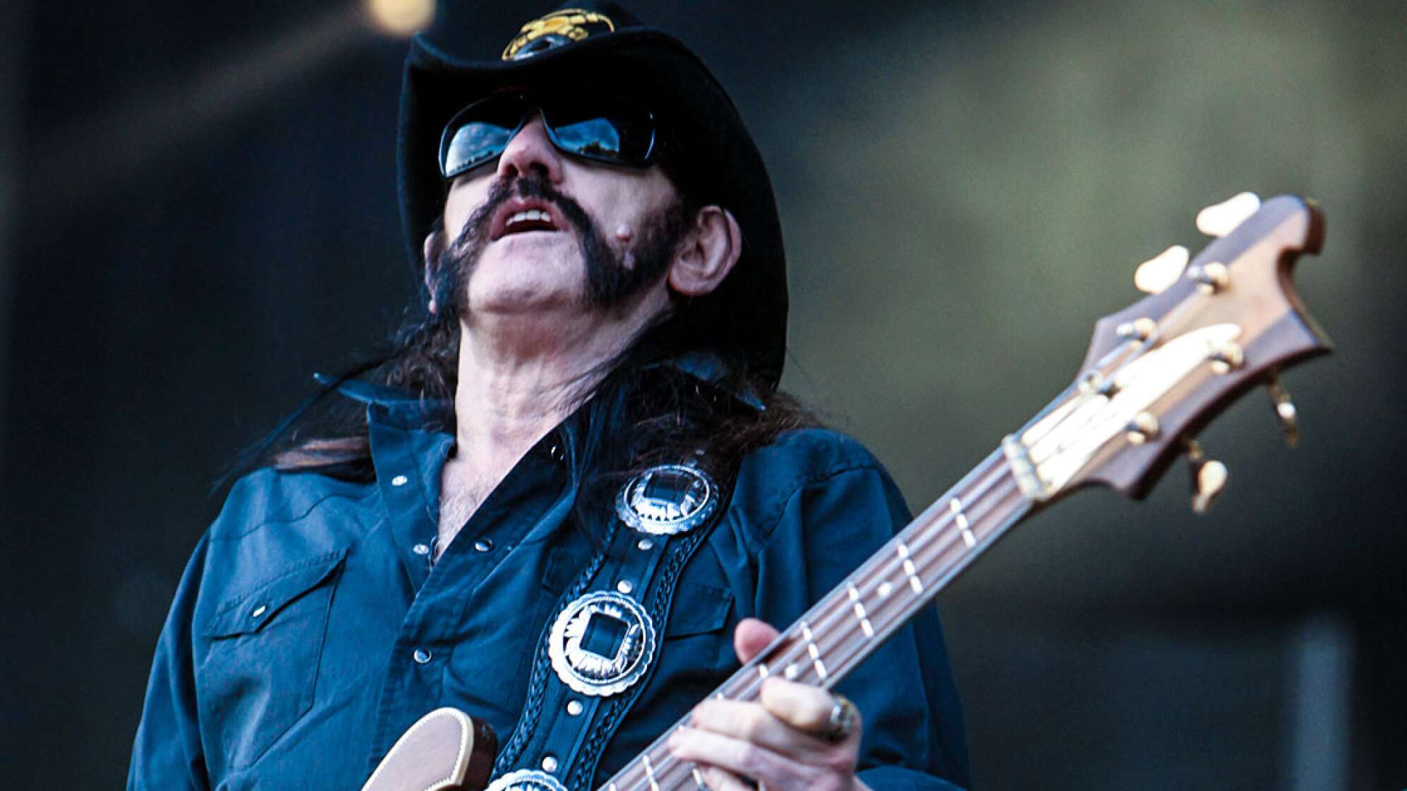 Lemmy Kilmister mit einer Gitarre