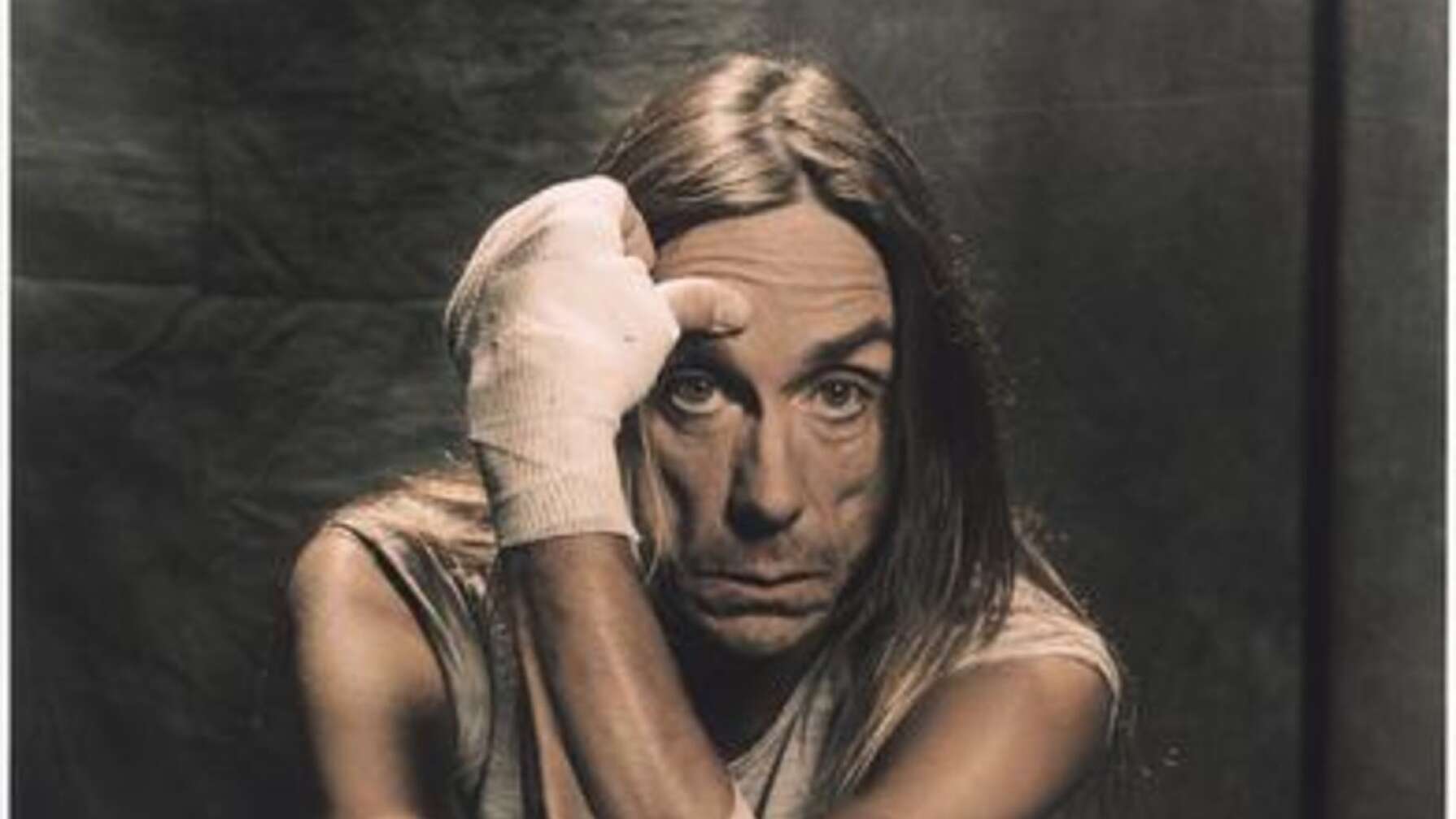 Iggy Pop stützt sich auf seine Arme und blickt in Kamera