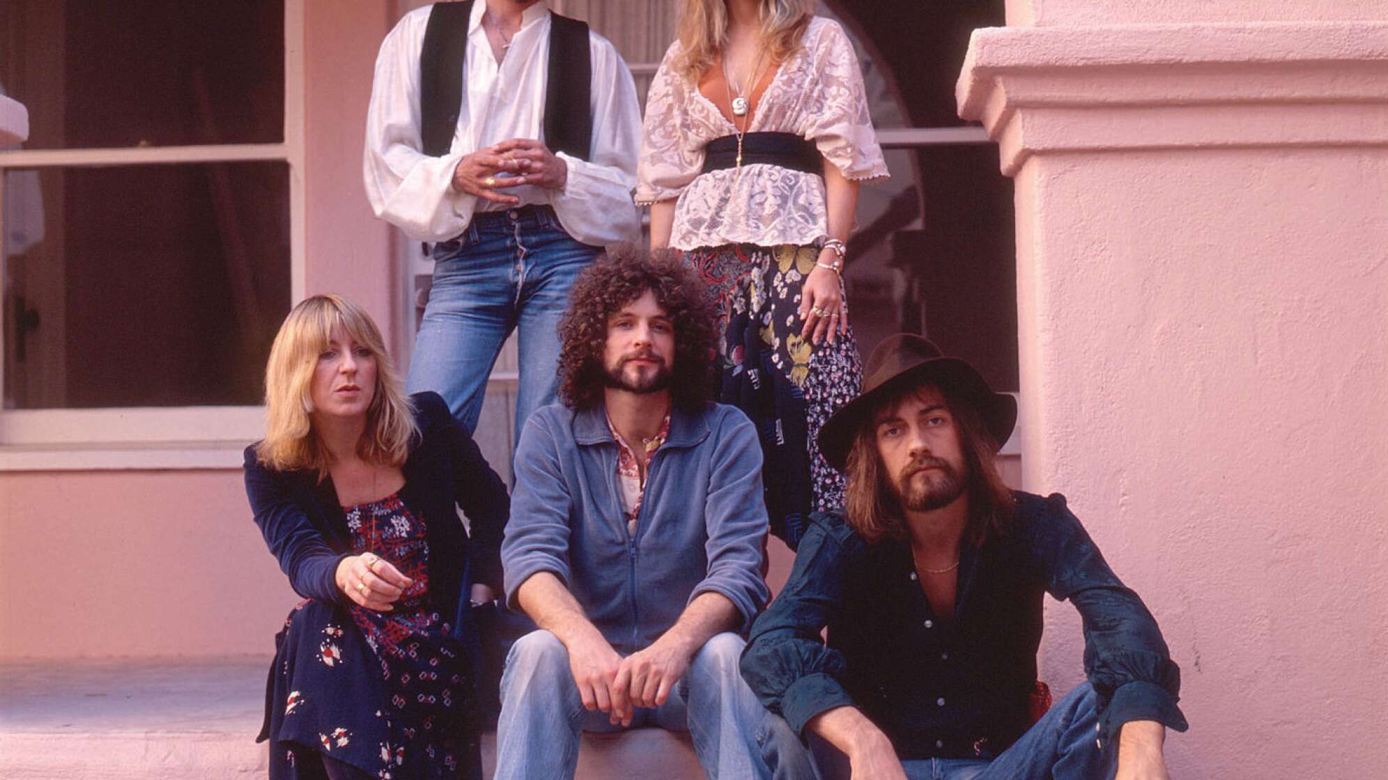 Fleetwood Mac Gruppe auf einer Stufe sitzend