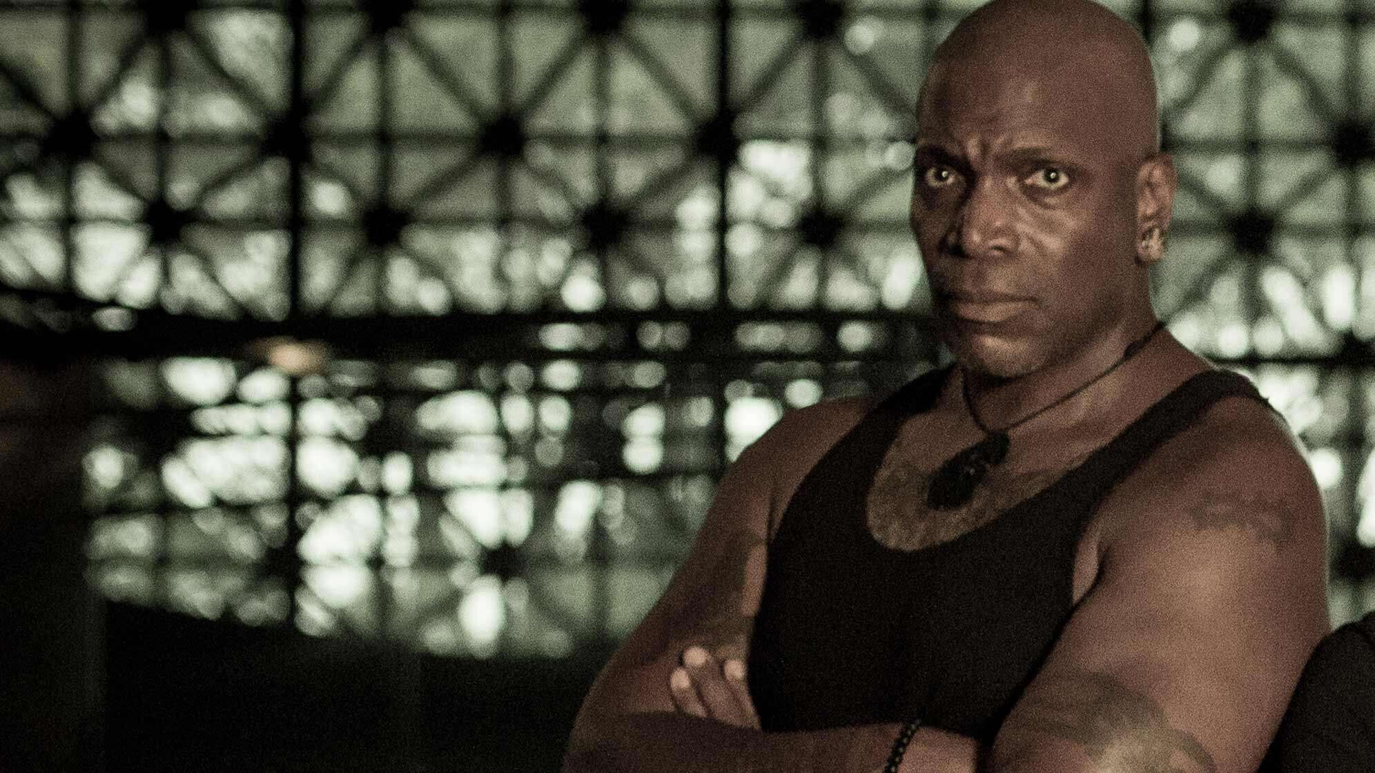 derrick green von sepultura auf einem Pressefoto im schwarzen Tanktop