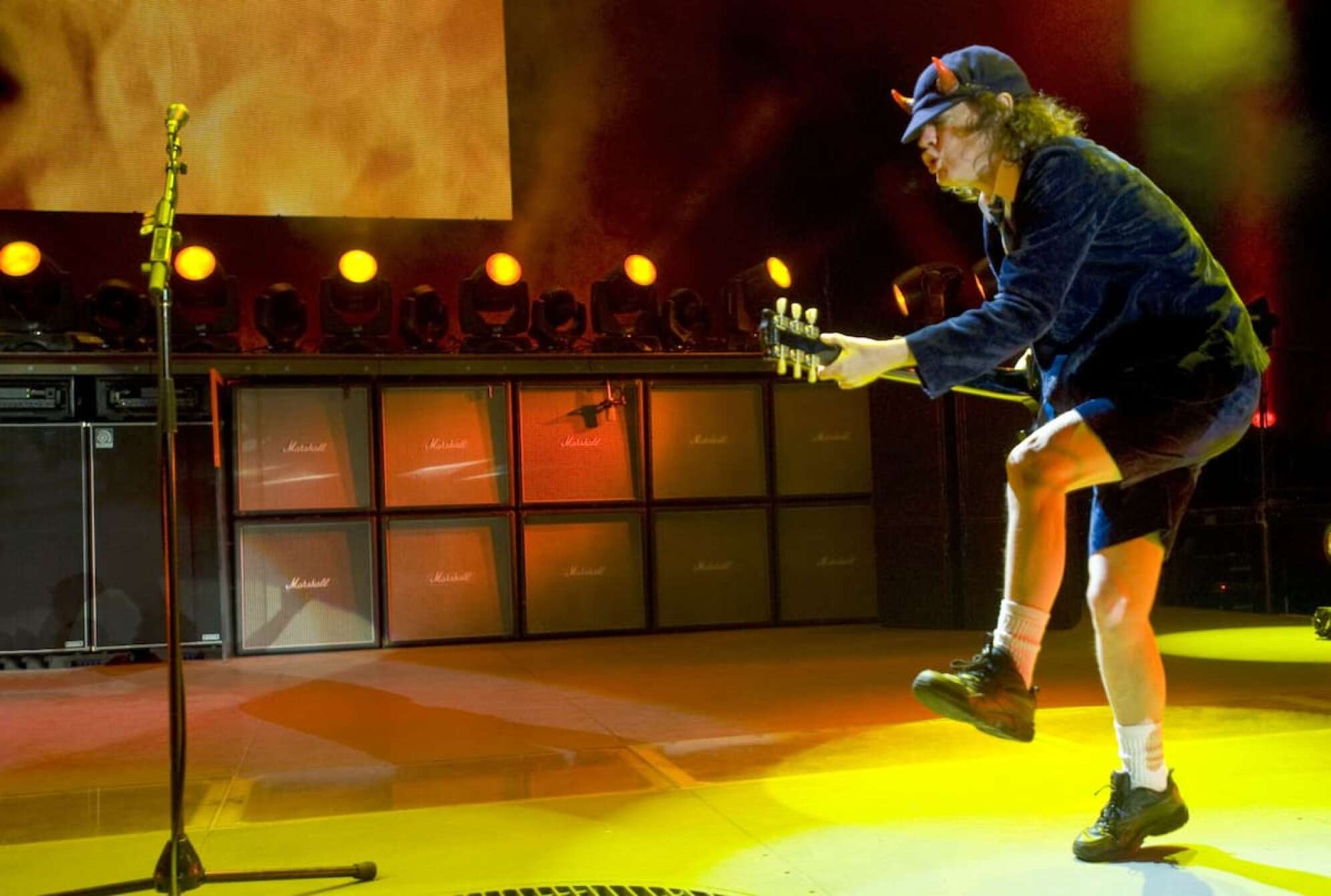 Angus Young - Gitarrist der Band AC/DC