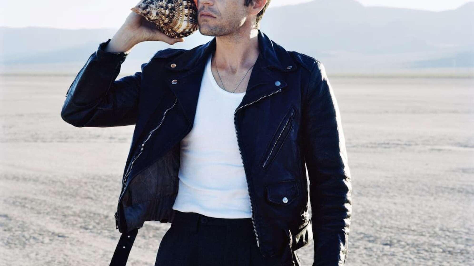 Brandon Flowers hält sich eine Muschel ans Ohr