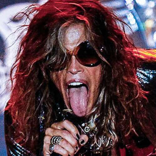 Steven Tyler bleckt während seines Auftritts die Zunge