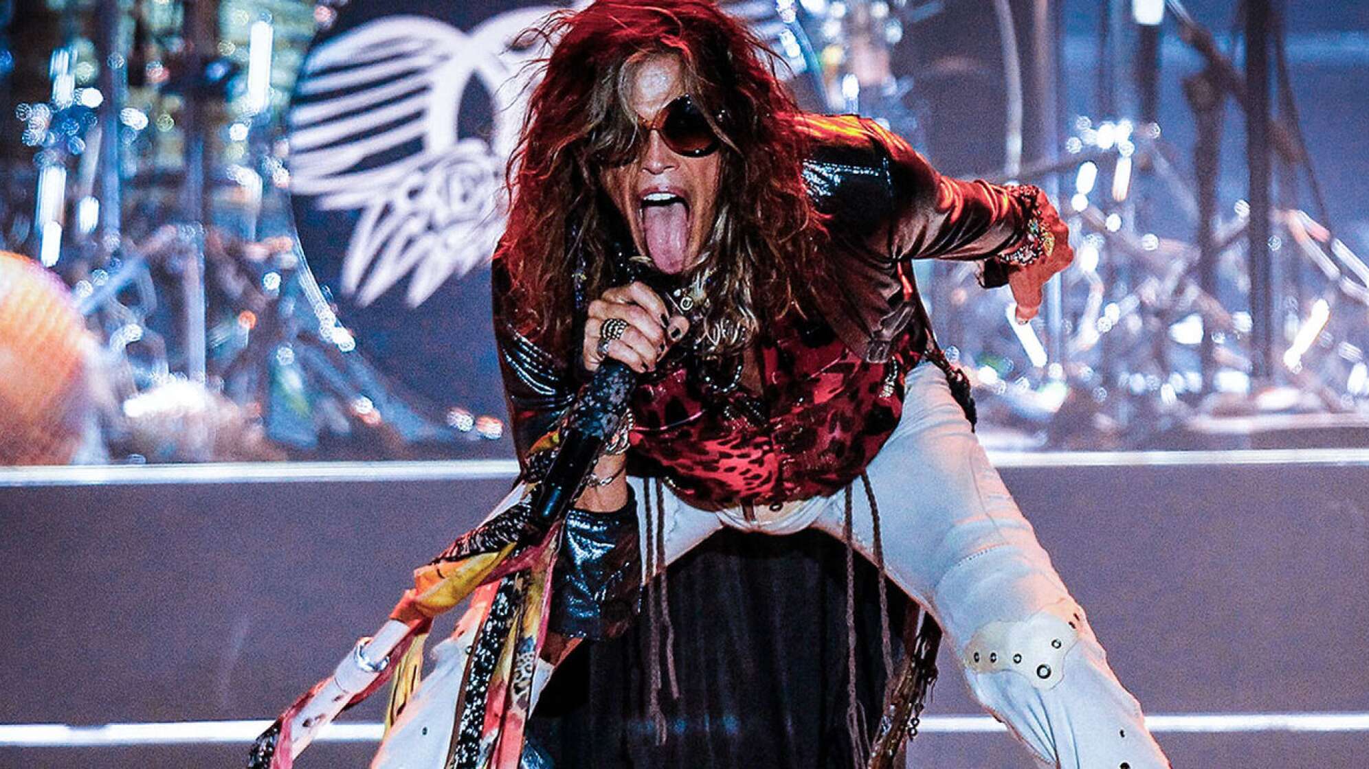 Steven Tyler bleckt während seines Auftritts die Zunge