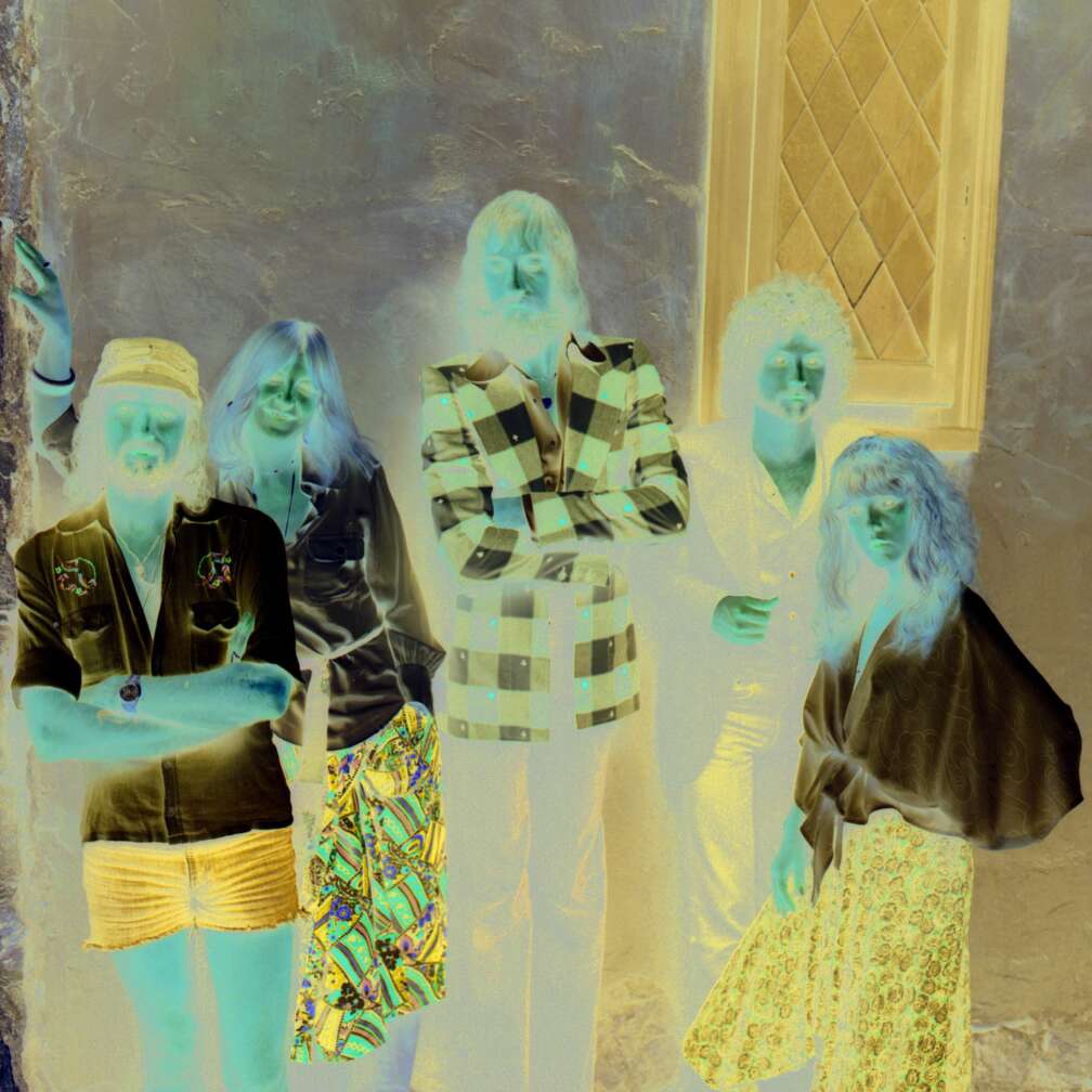 Bandmitglieder von Fleetwood Max stehen an Hauswand