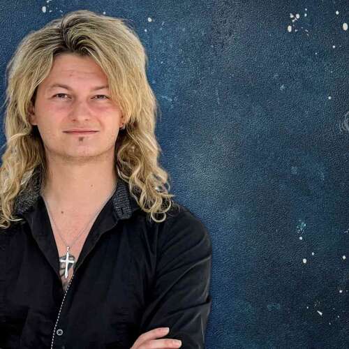 Teamfoto von ROCK ANTENNE Moderator Hannes Braun von Kissin Dynamite